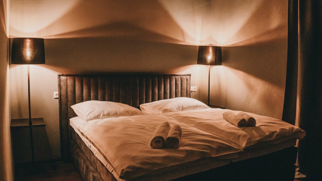 Bett im Hotelzimmer von La vie